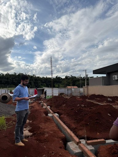 Equipe analisando pranchas de projeto na obra