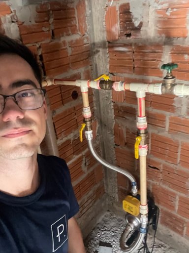 Engenheiro com projeto em mãos no canteiro