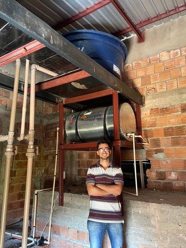 Engenheiro em frente a reservatórios e aquecedor